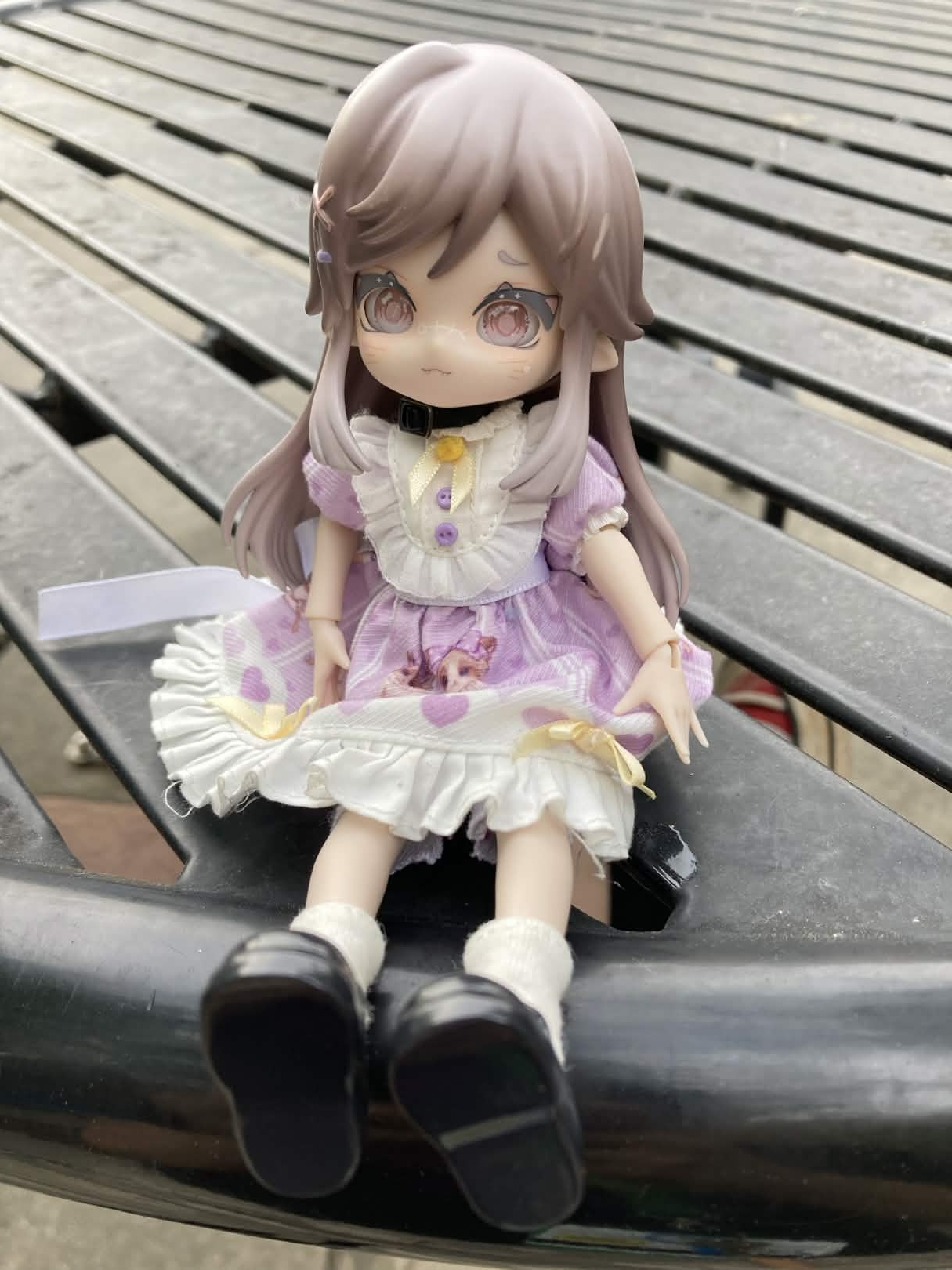 Teacup sits on the same table with her legs infront of her.