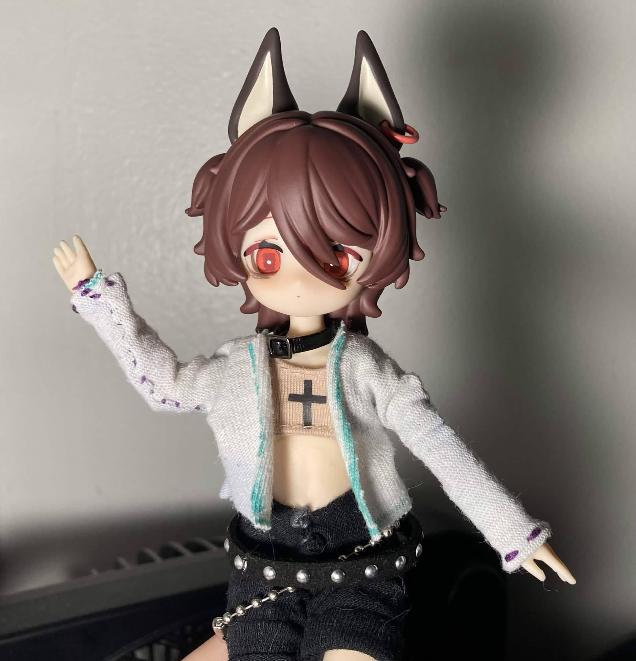 Elizabeth wearing a low-quality white jacket.